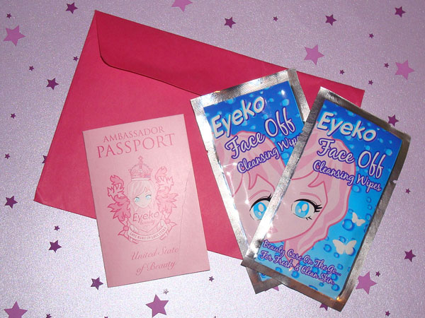 Presente da Eyeko: Dois sachês de lenços demaquilantes e passaporte de embaixadora.