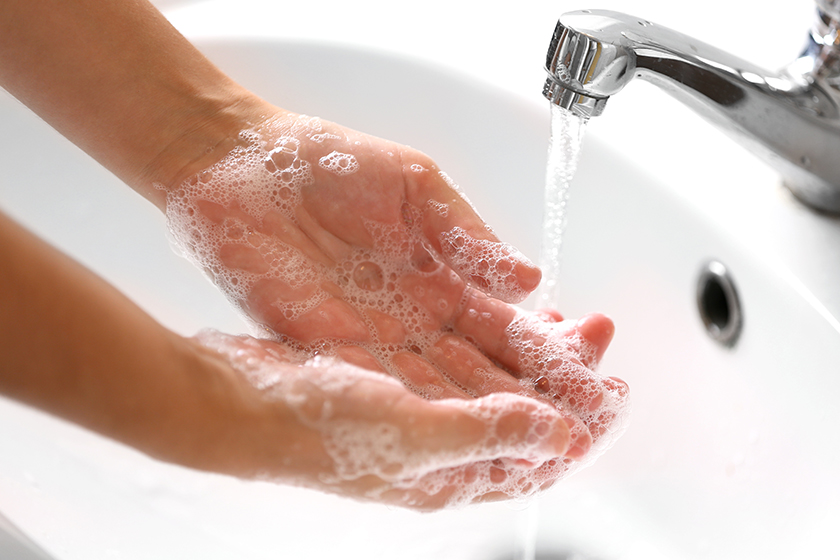 Lavando as mãos com sabão debaixo da água corrente, por Shutterstock.