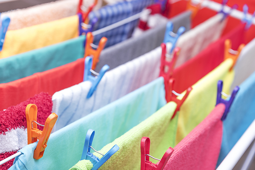 Roupas coloridas secando no varal, por Shutterstock.